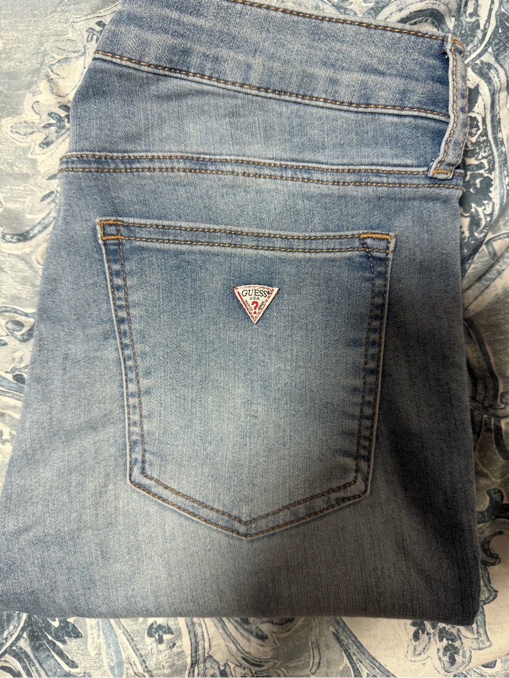 GUESS Women's Light Wash Skinny Jeans with Logo Pocket